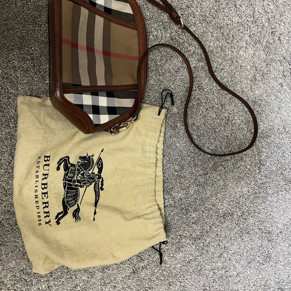 Burberry
Orchard Crossbody Bag House Check Canvas and Leather. - Picture 9 of 10